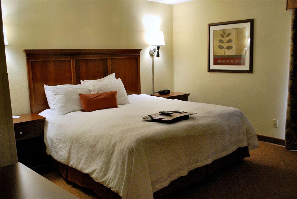 Hampton Inn Raleigh Capital Blvd North Номер фото