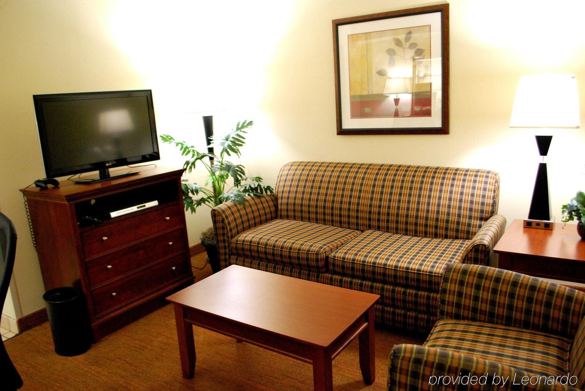 Hampton Inn Raleigh Capital Blvd North Номер фото