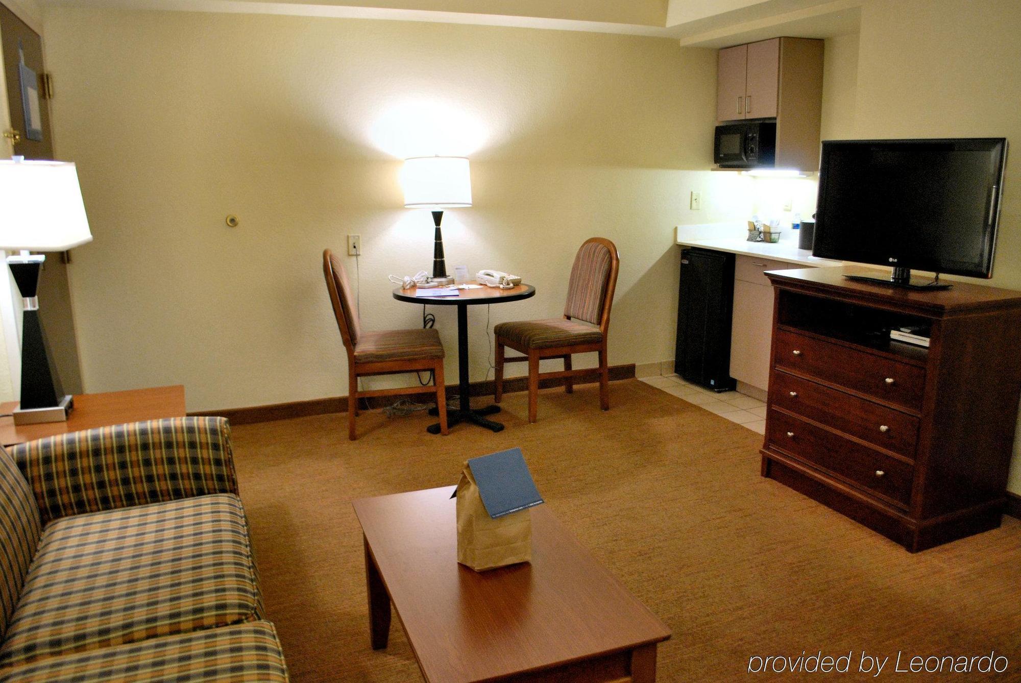 Hampton Inn Raleigh Capital Blvd North Номер фото