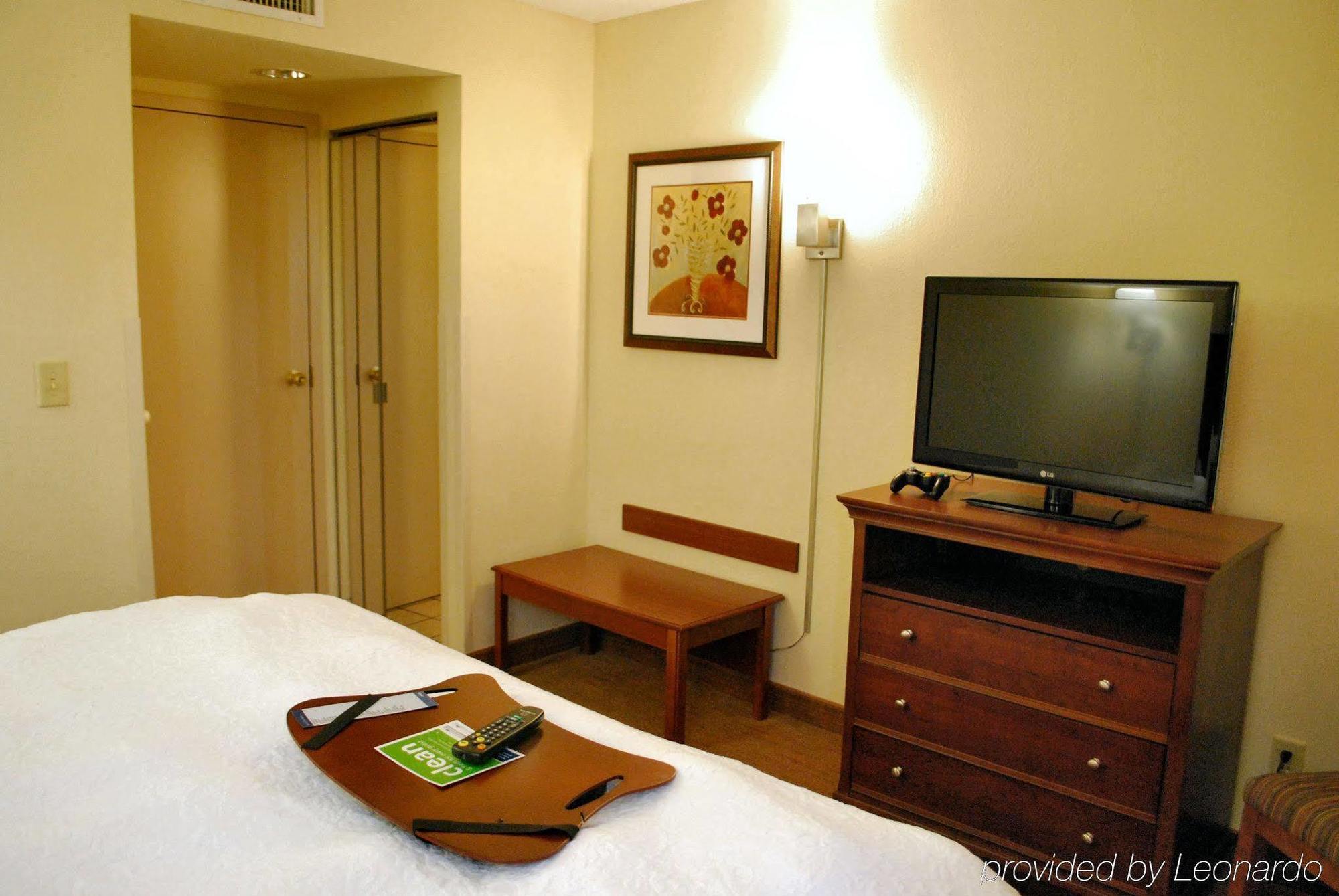 Hampton Inn Raleigh Capital Blvd North Номер фото