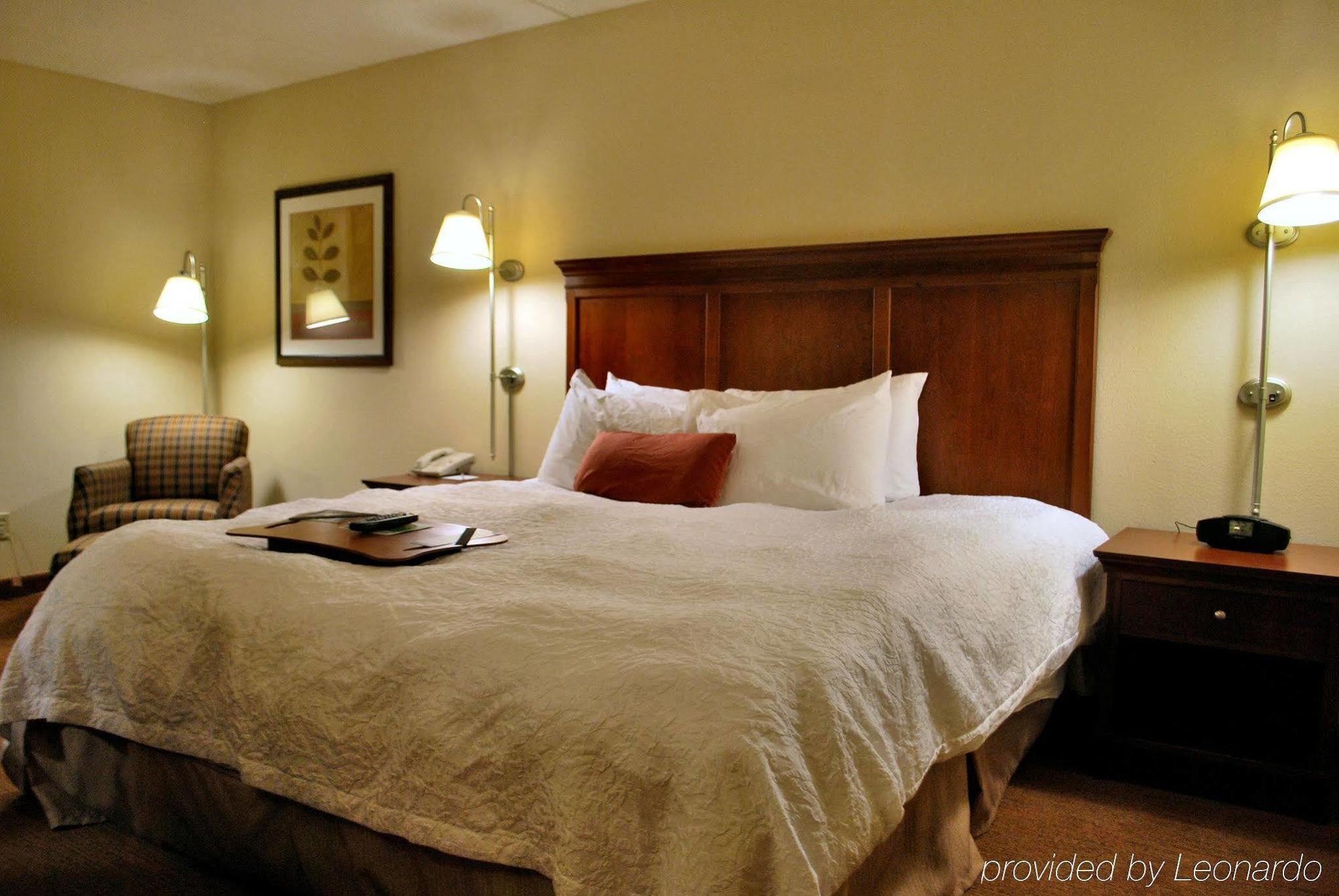 Hampton Inn Raleigh Capital Blvd North Номер фото