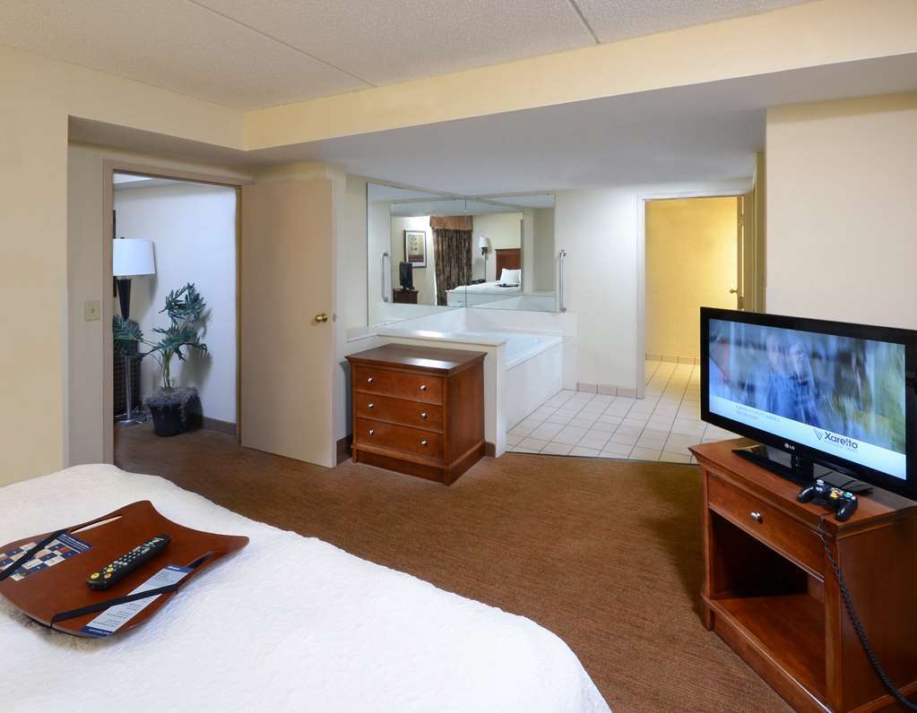 Hampton Inn Raleigh Capital Blvd North Номер фото
