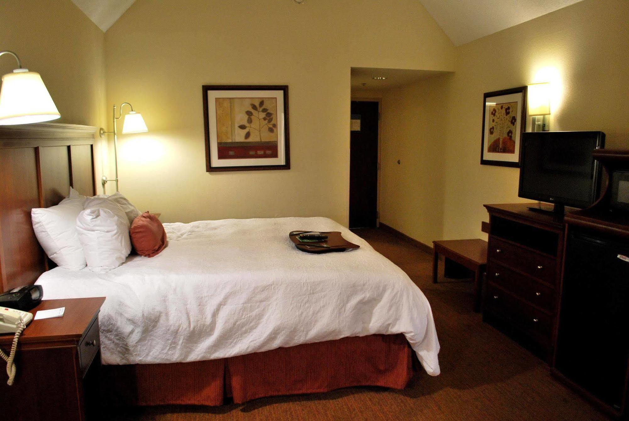 Hampton Inn Raleigh Capital Blvd North Номер фото