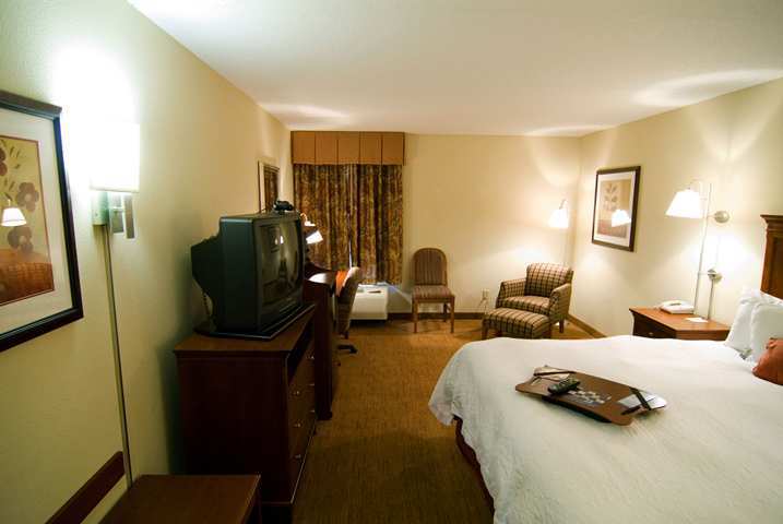 Hampton Inn Raleigh Capital Blvd North Номер фото